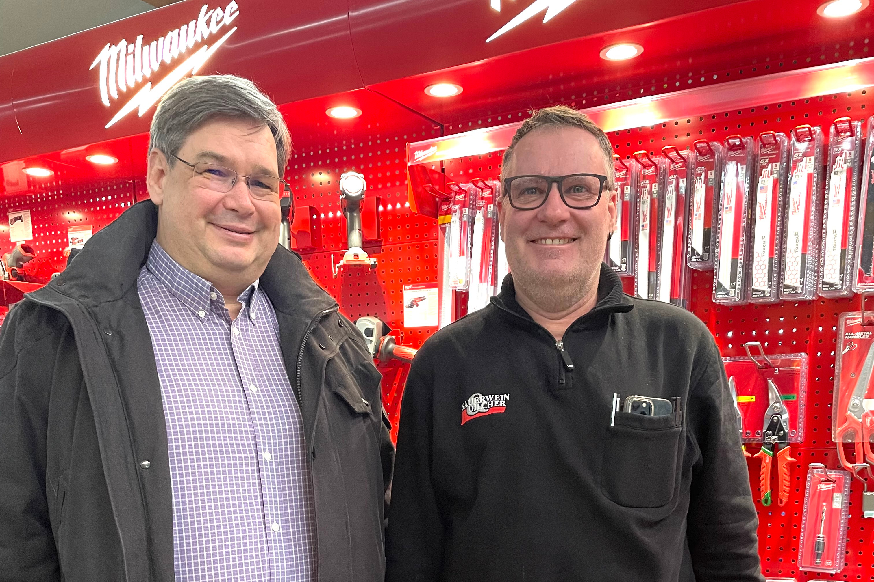 Stefan Sauerwein von Fa. Sauerwein & Dilcher, rechts, und Peter Habermehl als Vertreter des Haus & Grund Ortsverbands Bad Hersfeld freuen sich über die Zusammenarbeit Stefan Sauerwein von Fa. Sauerwein & Dilcher, rechts, und Peter Habermehl als Vertreter des Haus & Grund Ortsverbands Bad Hersfeld